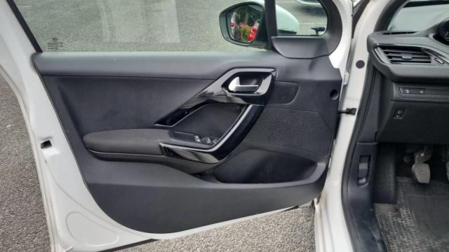 Peugeot 208 image 8