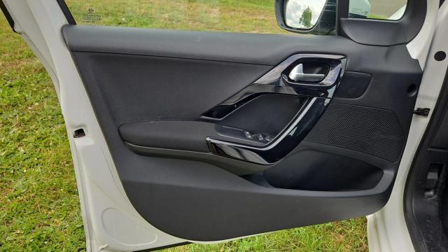 Peugeot 208 image 7