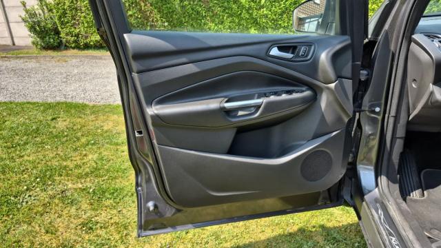 Ford Kuga image 9