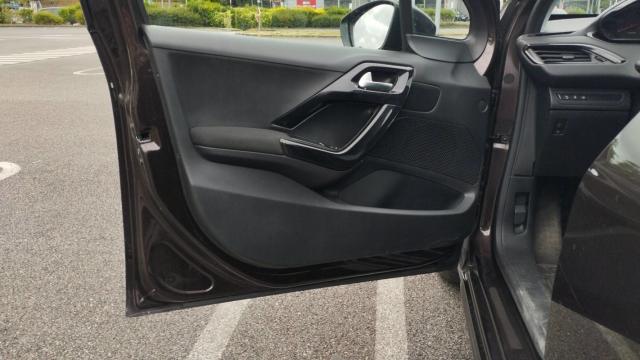 Peugeot 208 image 6