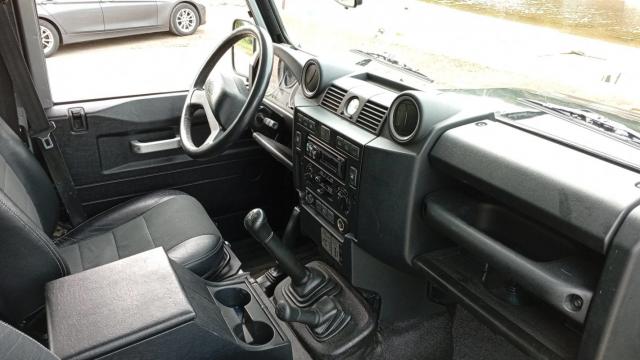Land Rover Defender image 9