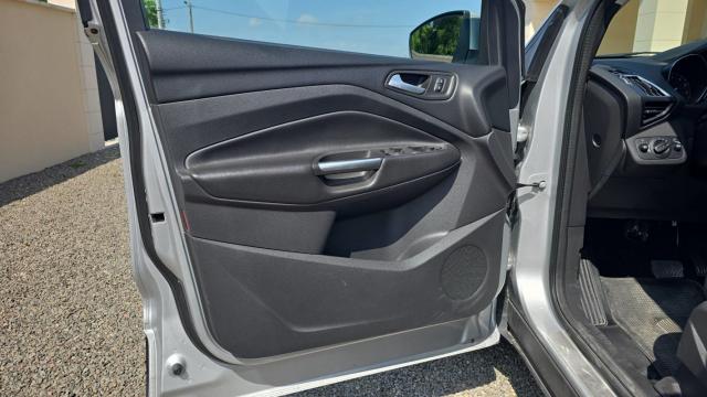 Ford Kuga image 5