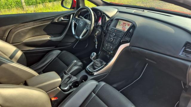 Opel Astra Gtc image 9