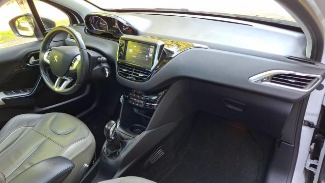 Peugeot 208 image 8