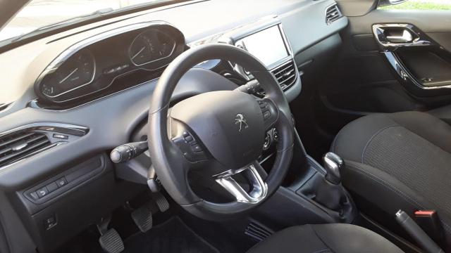 Peugeot 208 image 1