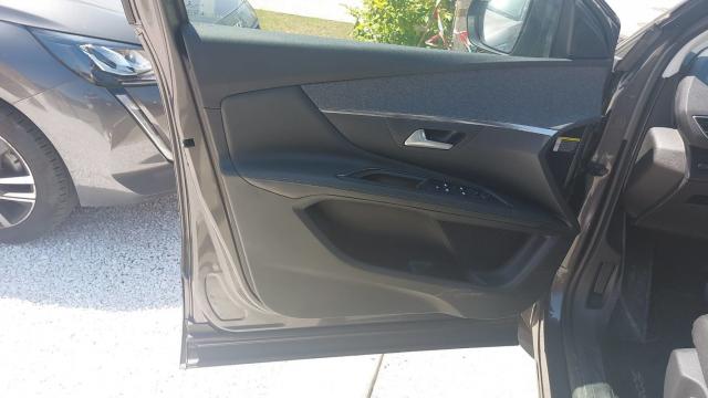 Peugeot 3008 image 2