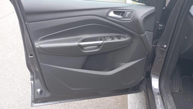 Ford Kuga image 8
