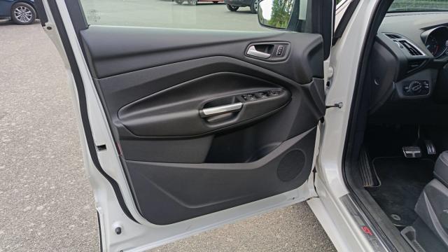 Ford Kuga image 9
