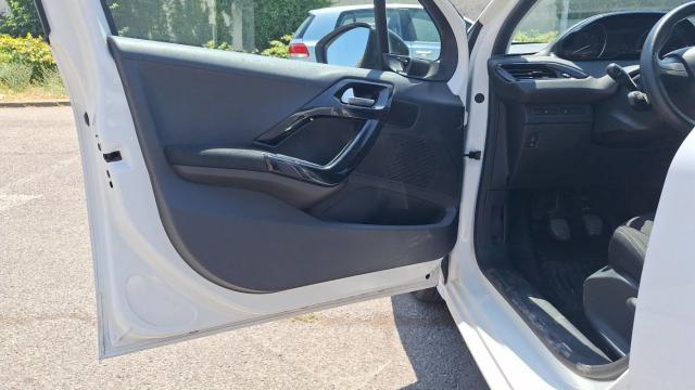 Peugeot 208 image 3
