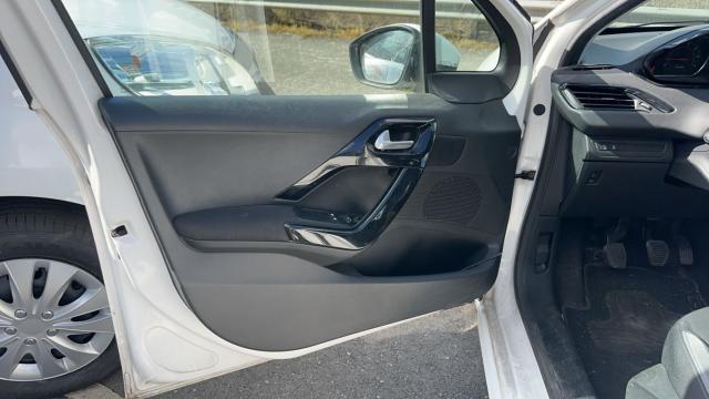 Peugeot 208 image 9