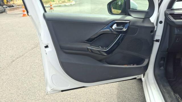 Peugeot 208 image 6
