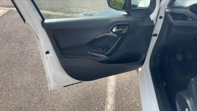 Peugeot 208 image 8