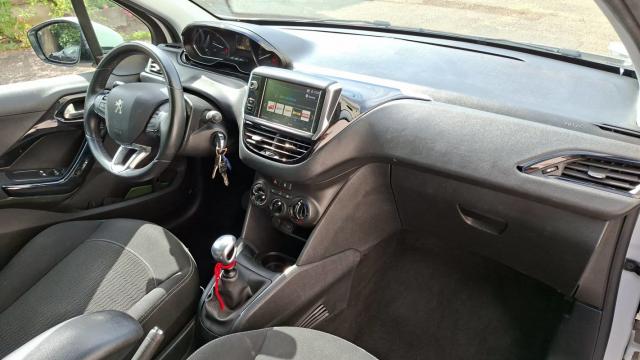 Peugeot 208 image 6