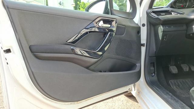 Peugeot 208 image 8