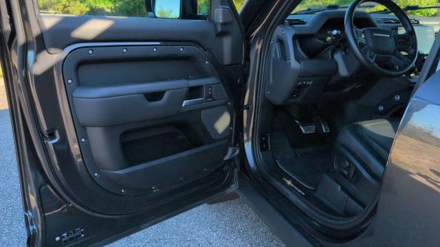 Land Rover Defender 110 image 7