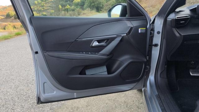 Peugeot E-208 image 2