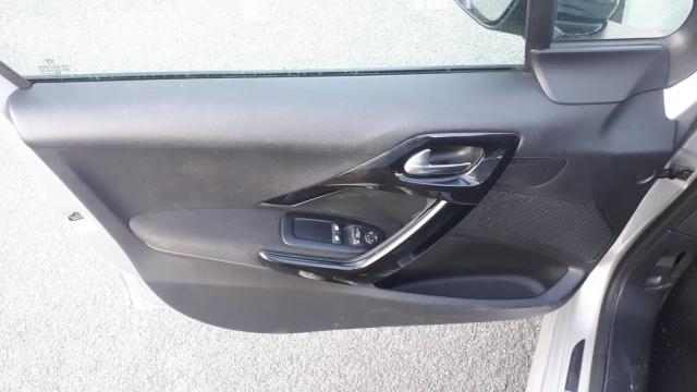 Peugeot 208 image 9