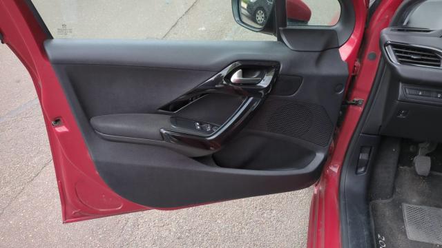 Peugeot 208 image 9