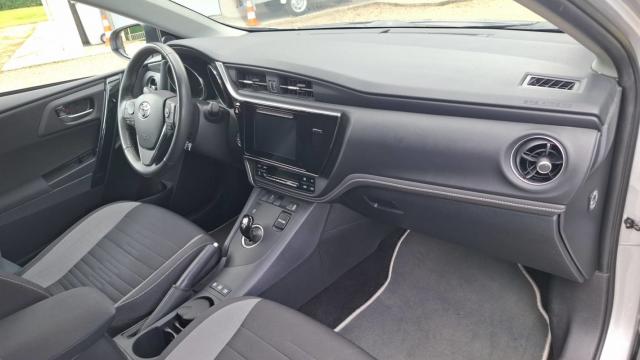 Toyota Auris image 8
