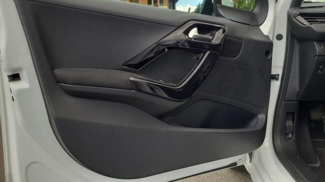 Peugeot 208 image 8