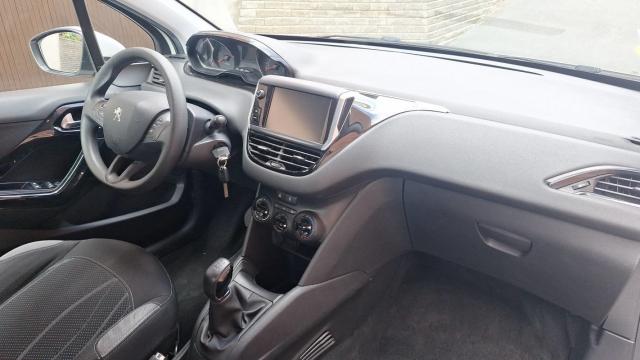 Peugeot 208 image 6