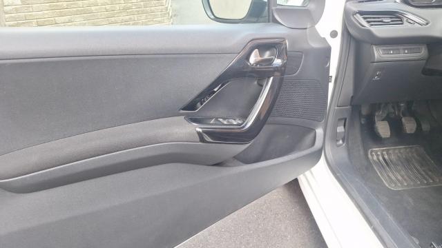Peugeot 208 image 2