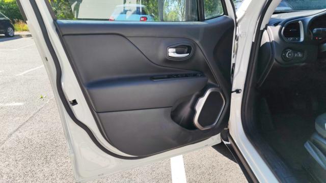 Jeep Renegade image 6