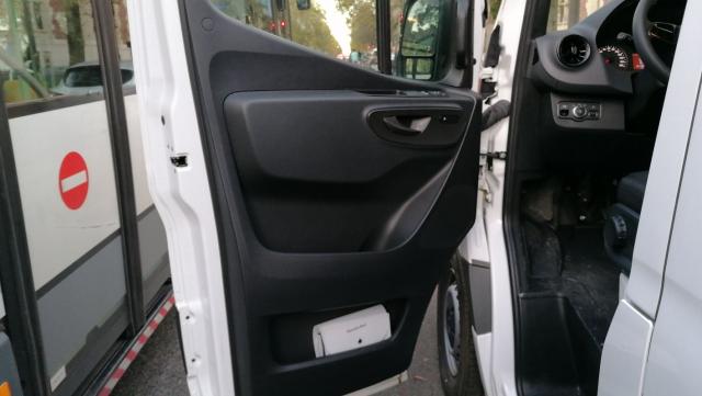 Mercedes Benz Sprinter image 3