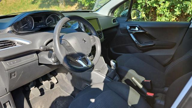Peugeot 208 image 8