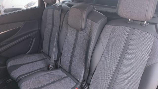 Peugeot 5008 image 1