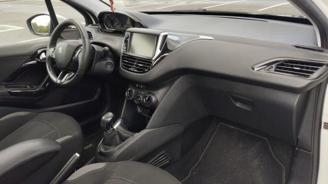 Peugeot 208 image 2