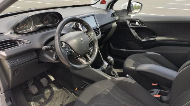 Peugeot 208 image 1