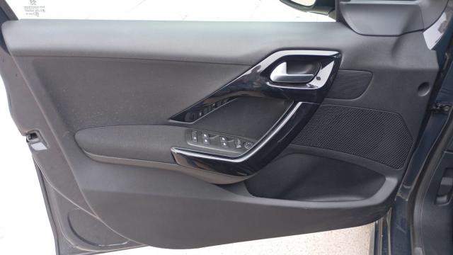 Peugeot 208 image 1