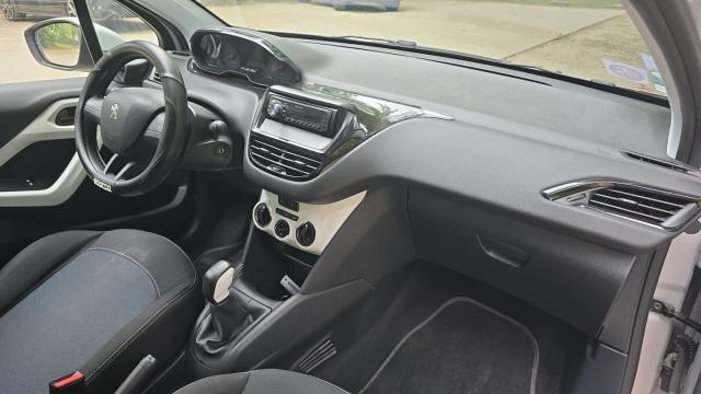 Peugeot 208 image 8