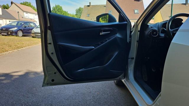 Mazda 2 image 2