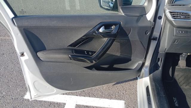 Peugeot 208 image 9