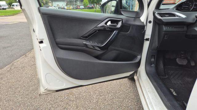 Peugeot 208 image 1