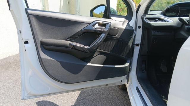 Peugeot 208 image 3