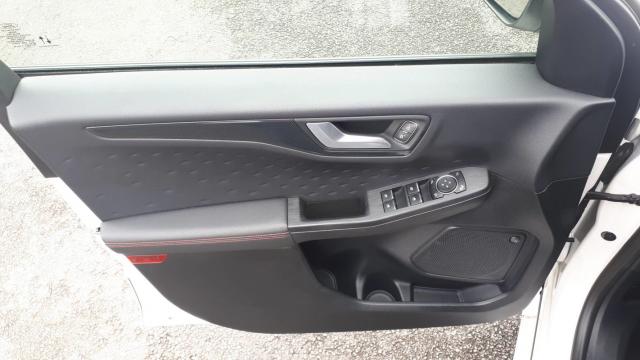 Ford Kuga image 8