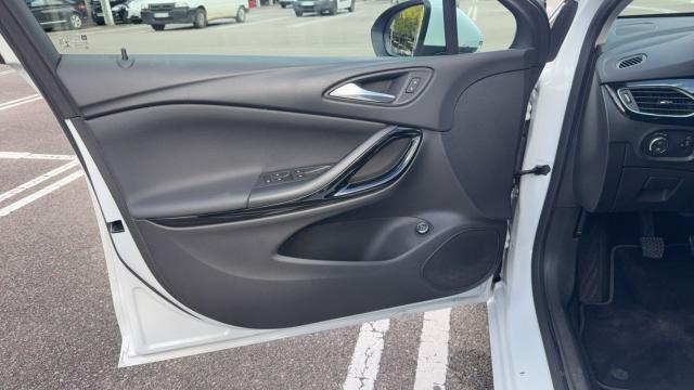 Opel Astra Sports Tourer image 4