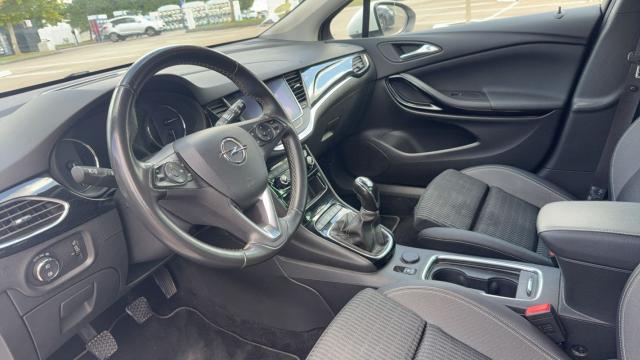 Opel Astra Sports Tourer image 1