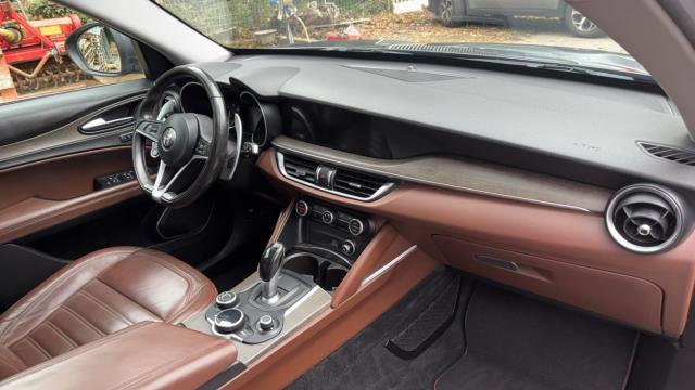 Alfa Romeo Stelvio image 9