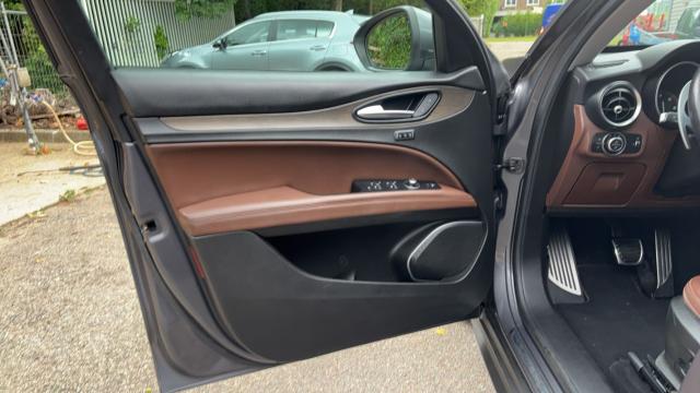 Alfa Romeo Stelvio image 5