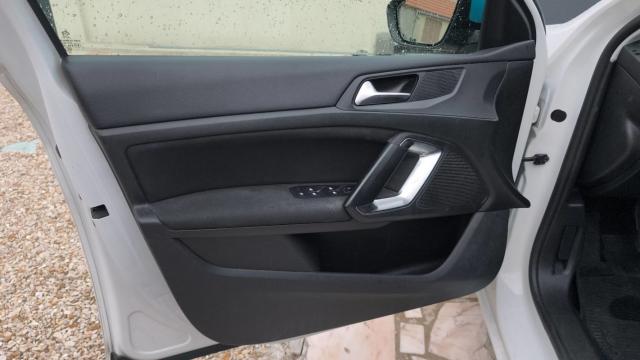 Peugeot 308 image 1