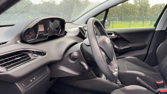 Peugeot 208 image 8