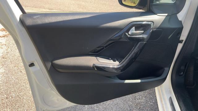 Peugeot 208 image 3