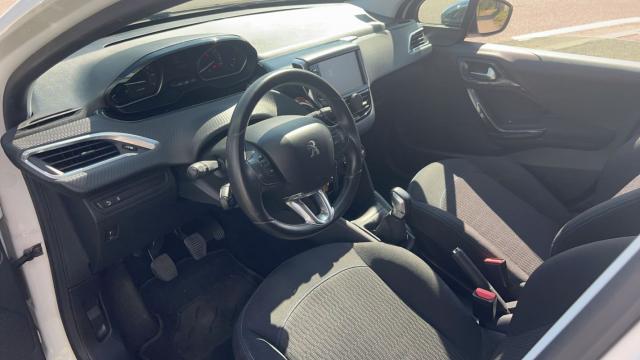 Peugeot 208 image 8