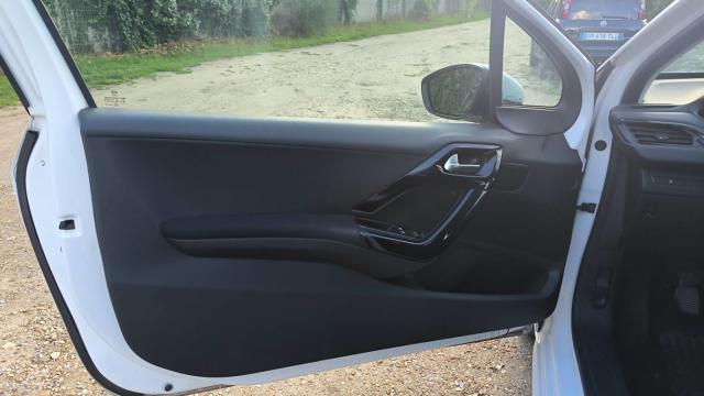 Peugeot 208 image 2
