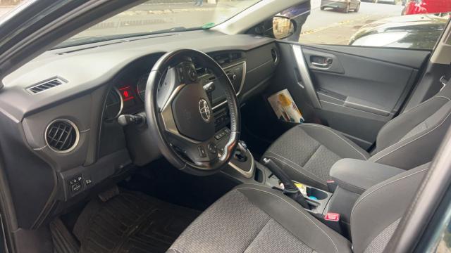 Toyota Auris image 2