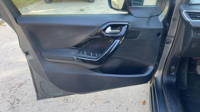 Peugeot 208 image 6